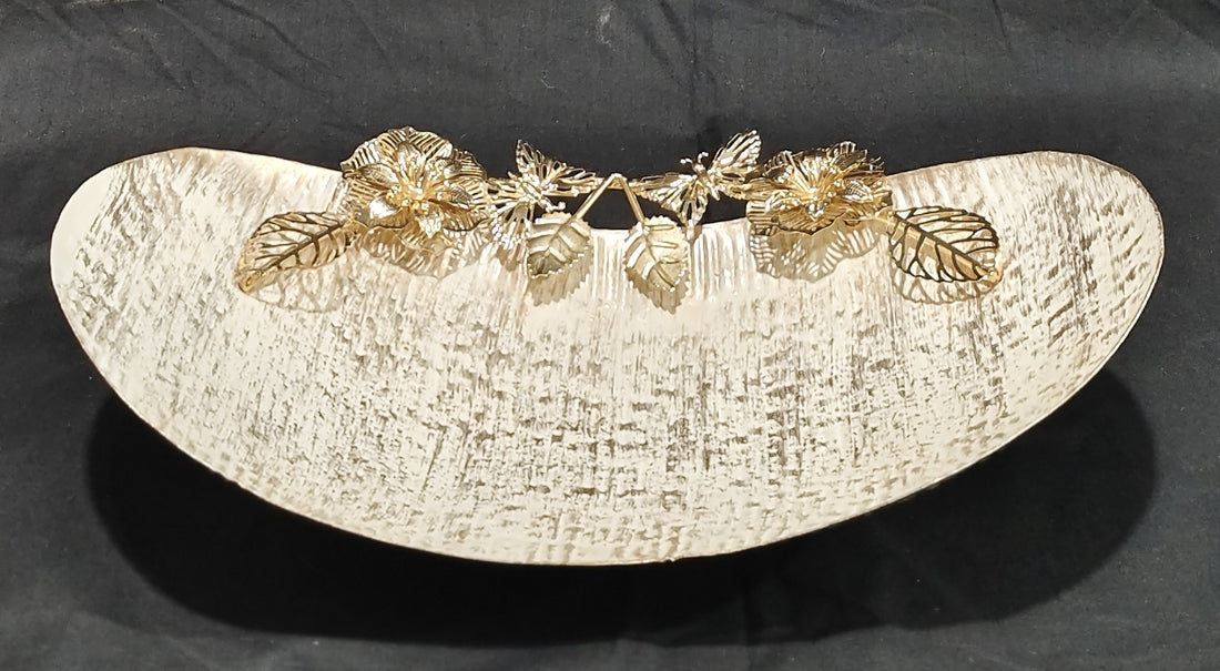 BOAT BASKET WITH GOLDEN BROOCH - WHITE FINISH
