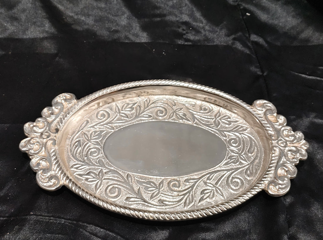 METAL TRAY OVAL USED FOR GIFTING IN OCCASIONS
