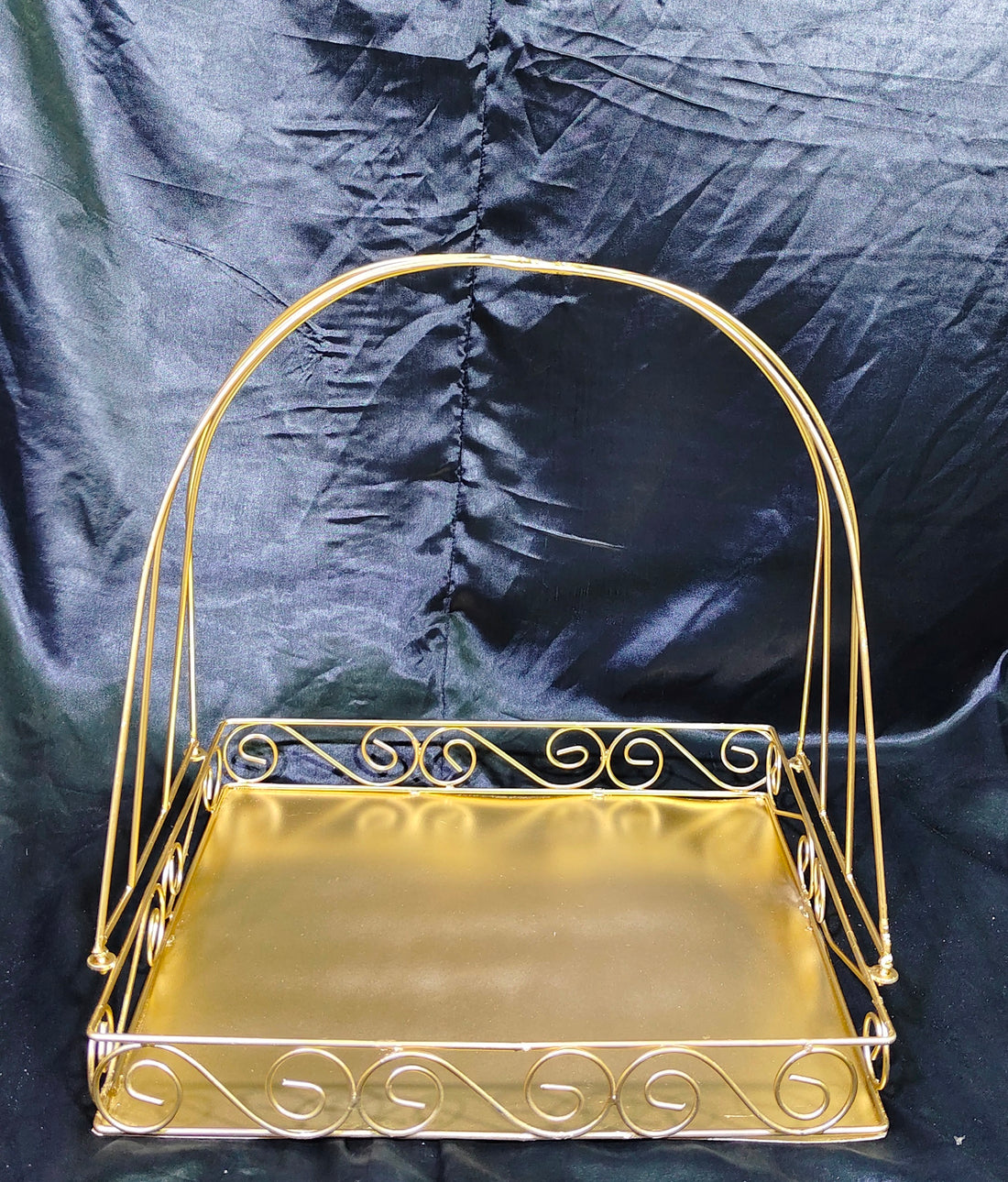 METAL TRAY WITH LONG HANDLE SUITABLE TO PACK SAREES AND SUITS