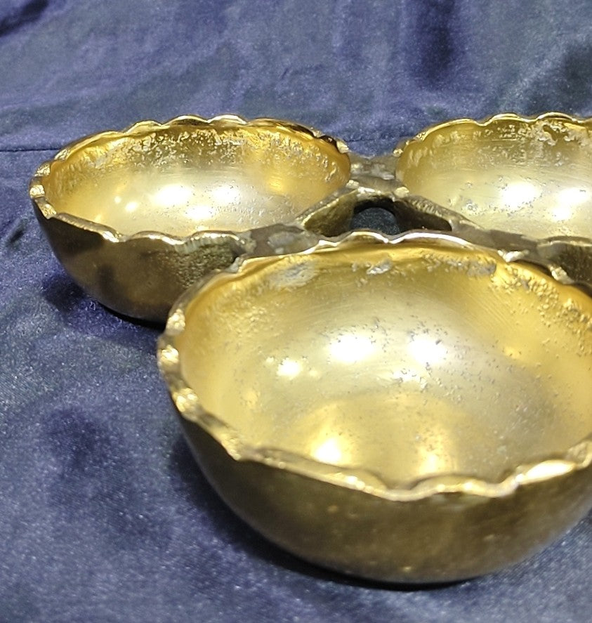 METAL UNIQUE DRYFRUIT PLATTAR WITH 4 SECTIONS - 7.5X7.5