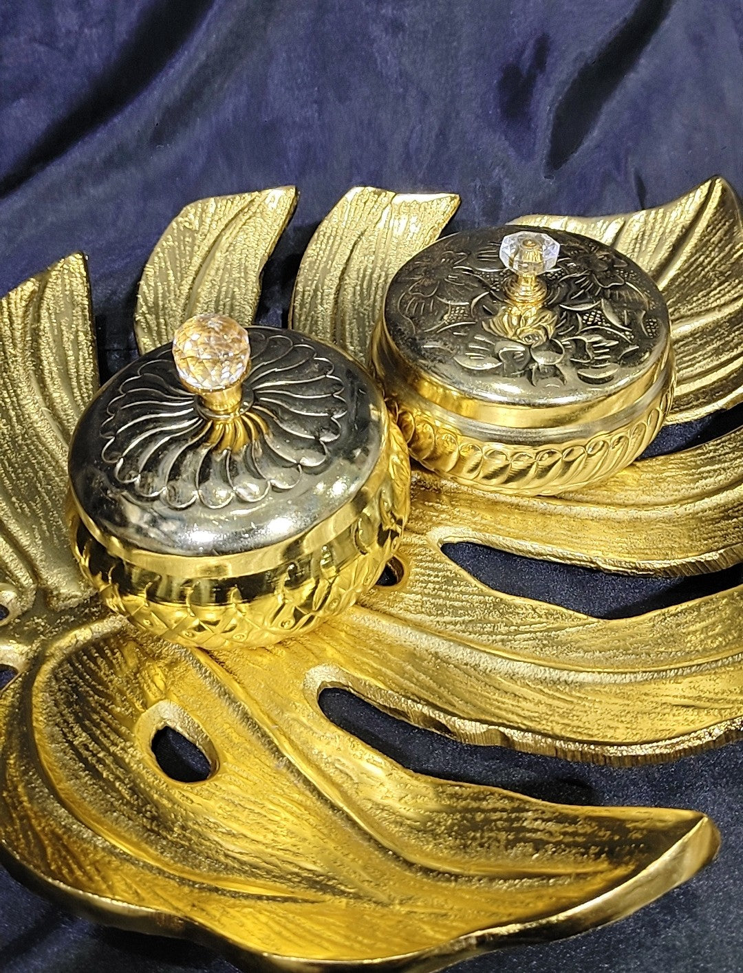 LEAF PLATTER GOLD WITH 2 EMBOSSED STORAGE JARS