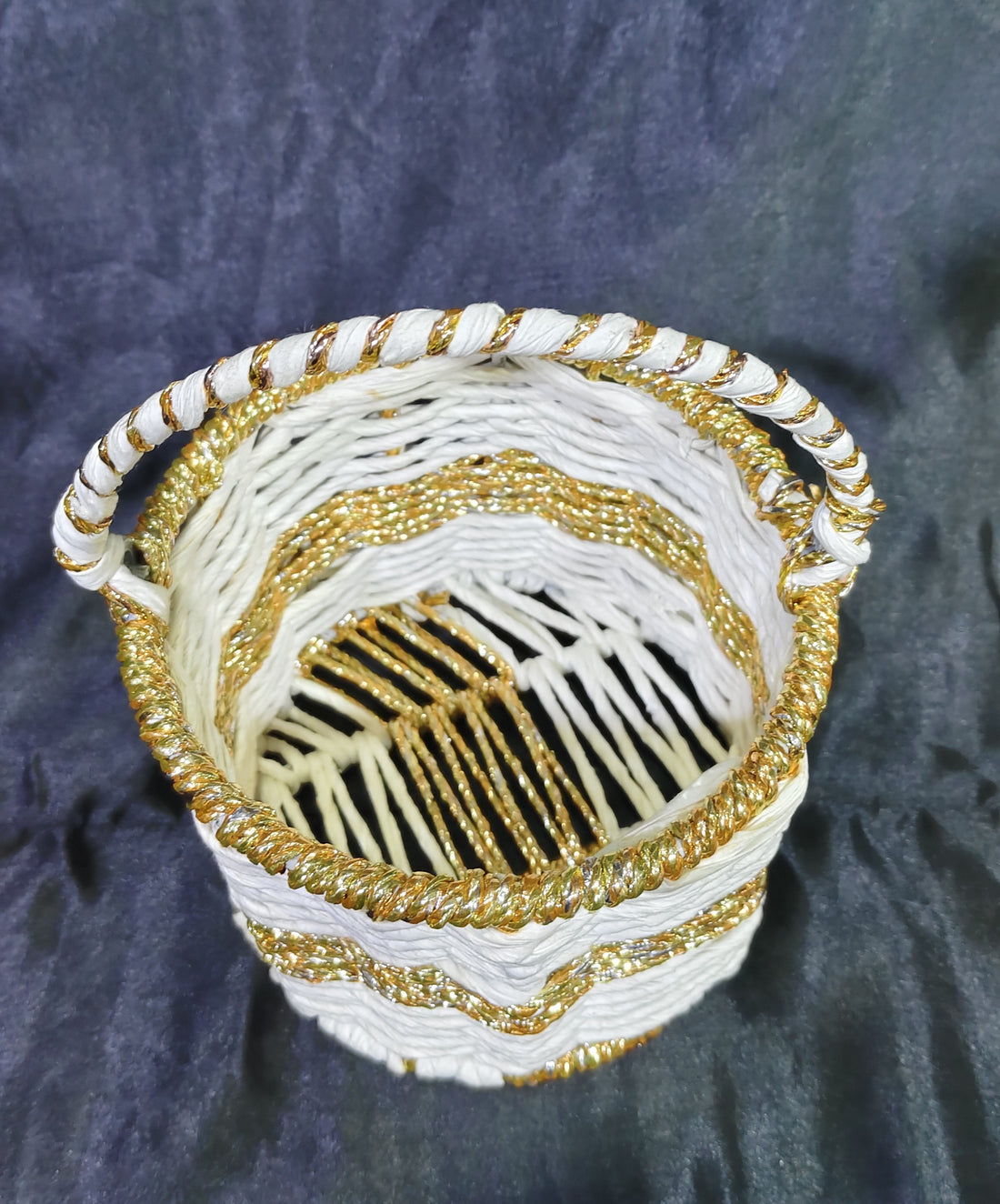 METAL ROUND HANDWOOVEN RAFFIA BASKET