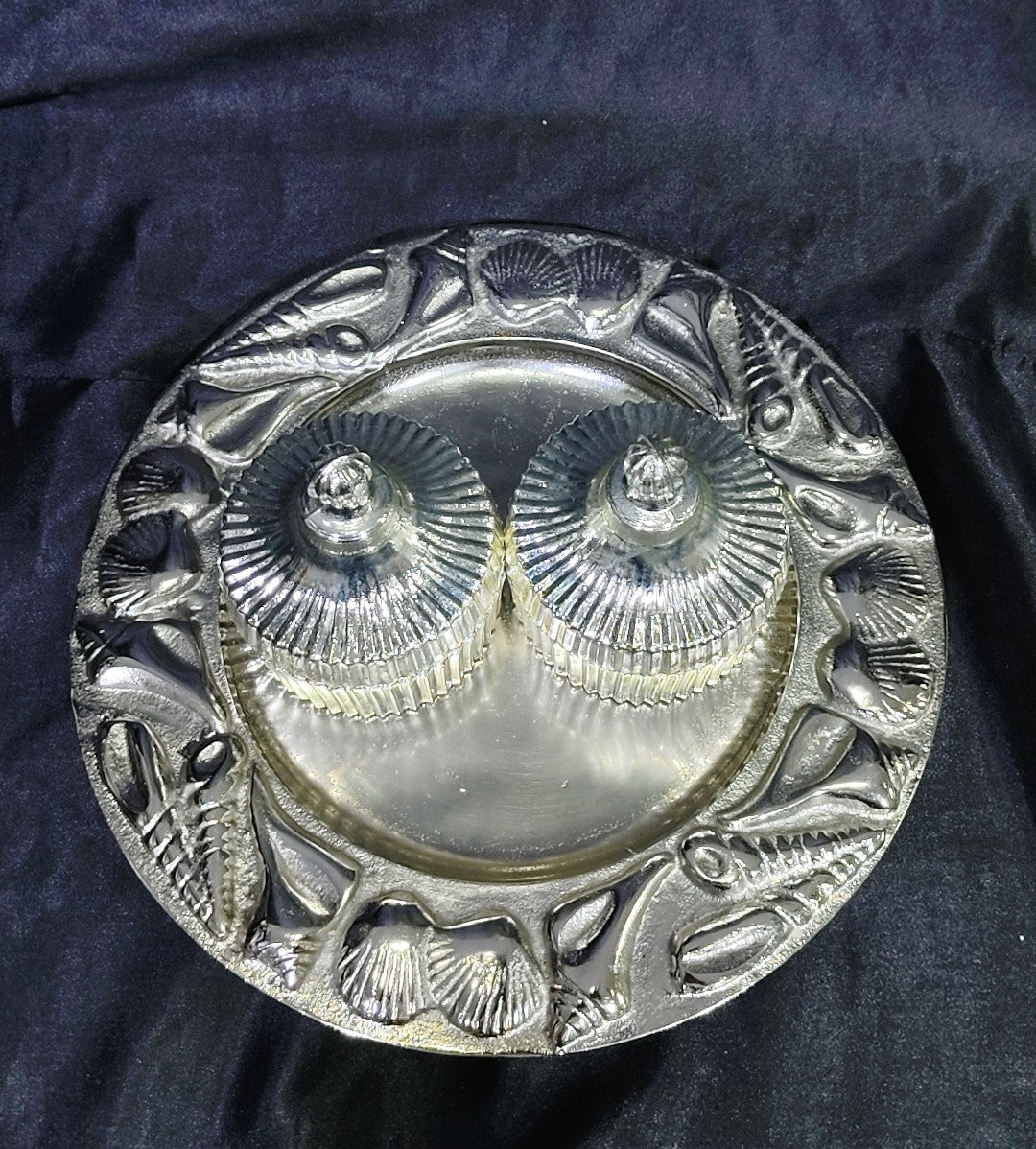 METAL LUXURY PLATTER WITH 2 GLASS SILVER JARS