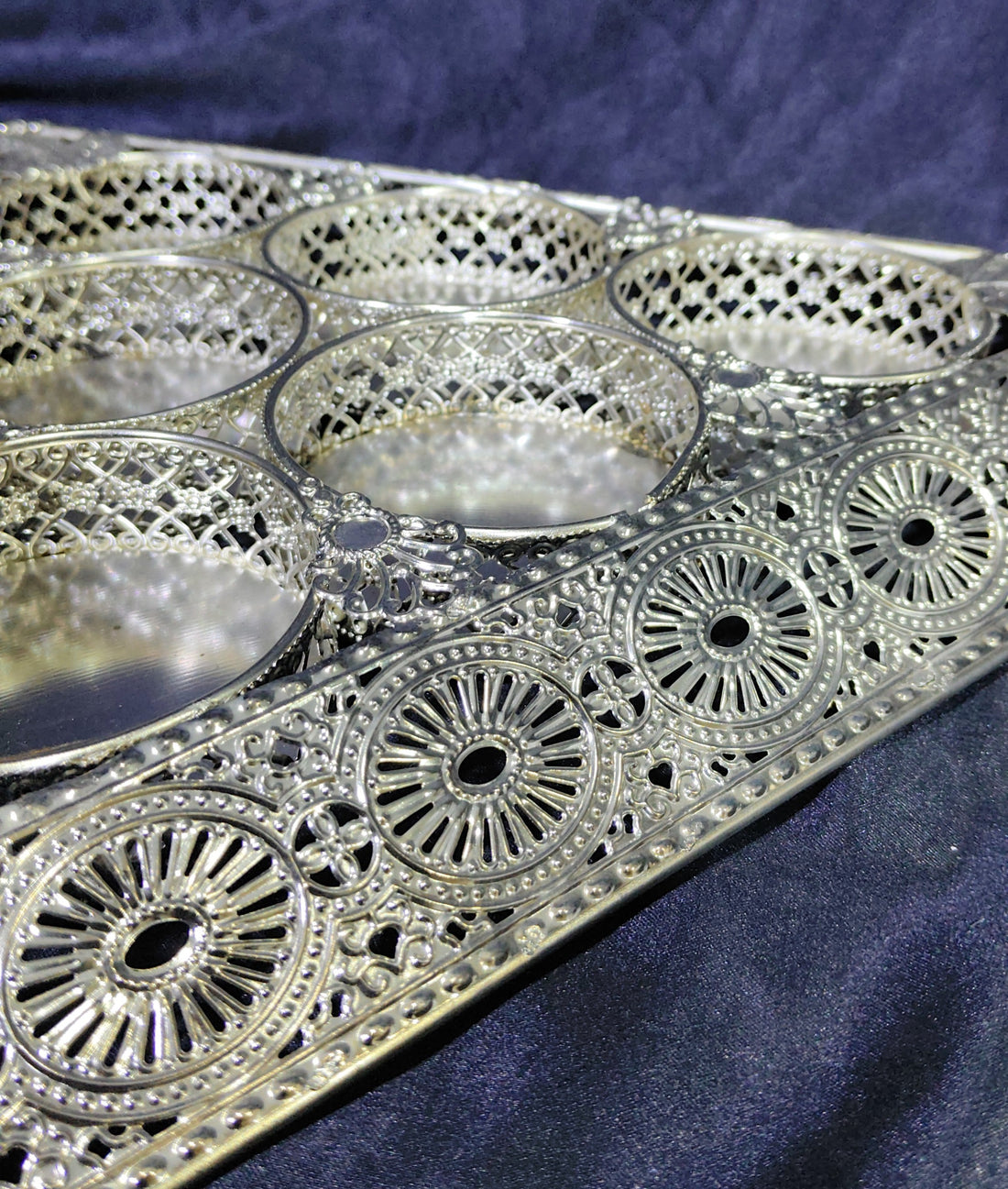 METAL TRIANGLE SHAPE DRYFRUIT TREY WITH 6 BOWL