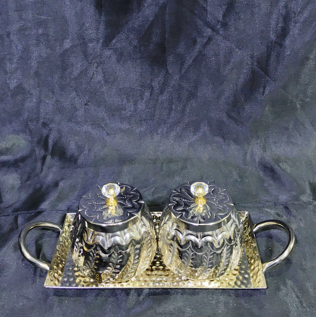 METAL HAMMERED TREY WITH 2 ENBOSSED JARS