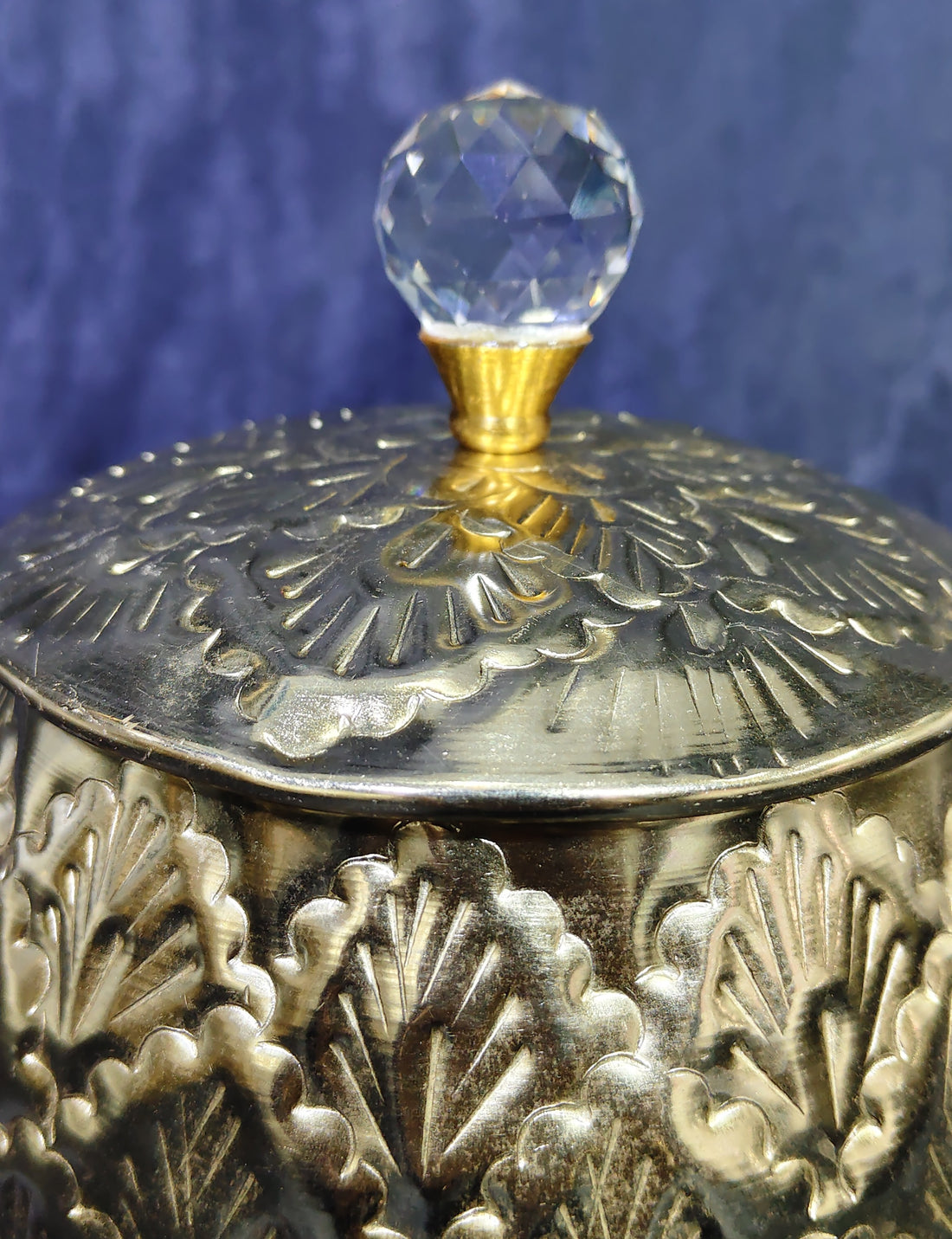 METAL EMBOSSED JAR WITH GOLDEN PLATING