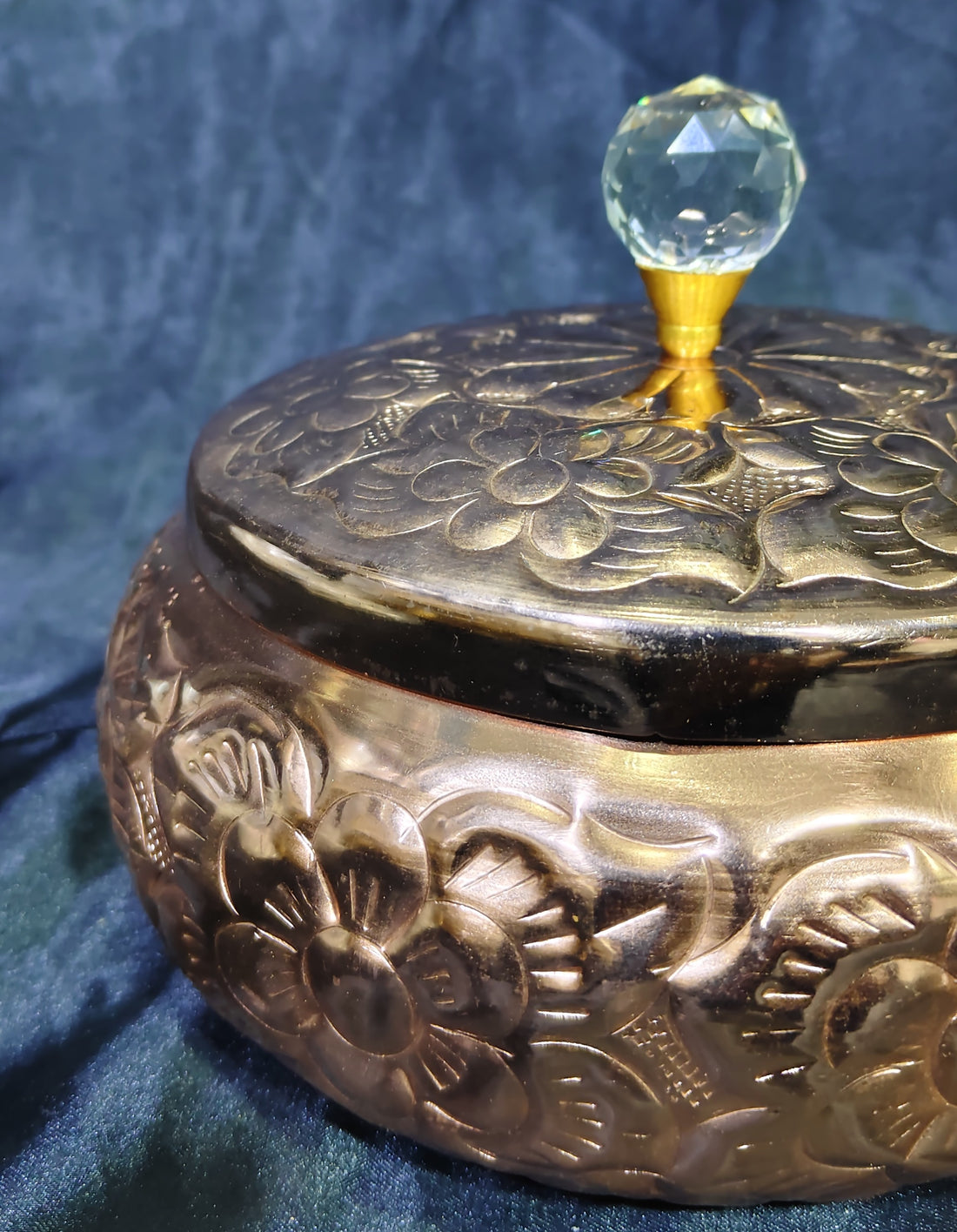 METAL FLOWER DESIGN JAR COPPER COLOUR 8"X5"