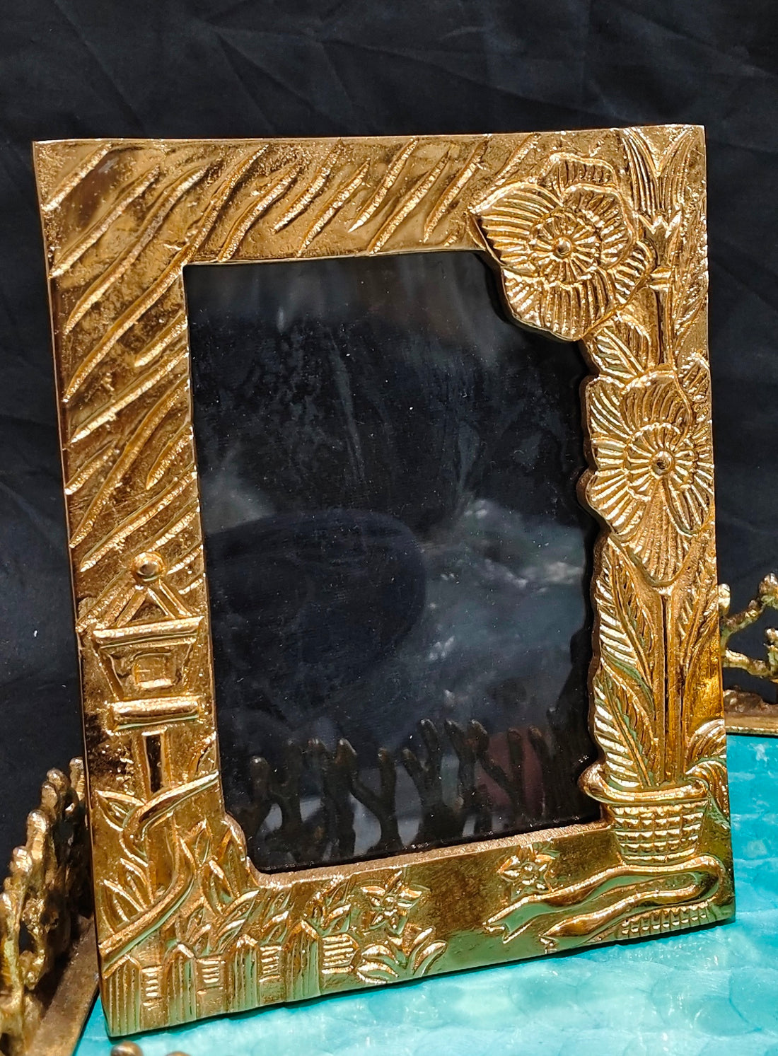 METAL GOLD FLOWER EDSIGN FRAME SIZE 9X7"